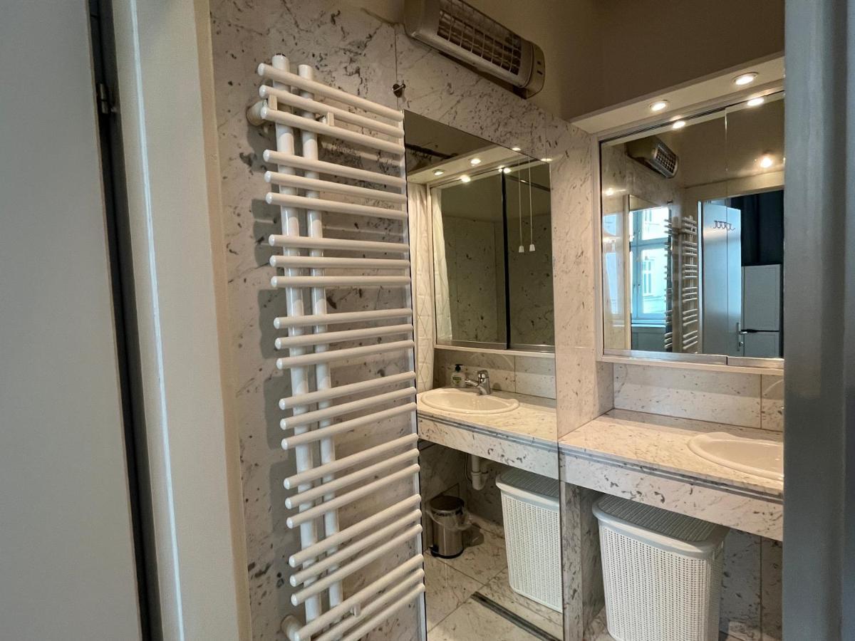 Stylish Apt Near Urania 1Br Leilighet Wien Eksteriør bilde
